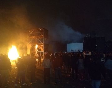 Incidentes en el recital de Viejas Locas: no tocaron y los fans prendieron fuego el escenario