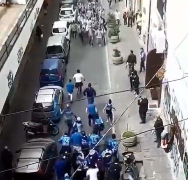Las hinchadas de la Juventus y el Nápoli se cruzaron en un callejón...¡y pasó esto!