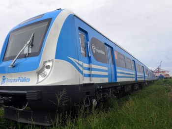 Jorge Capitanich y Randazzo presentan uno de los nuevos trenes del Sarmiento