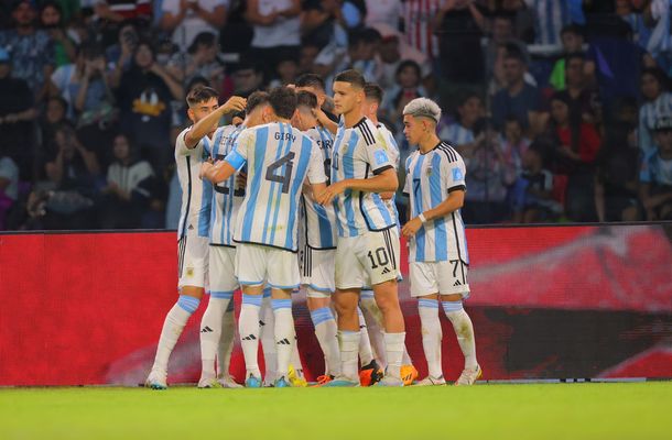 Argentina goleó 3-0 a Guatemala y avanzó a octavos de final
