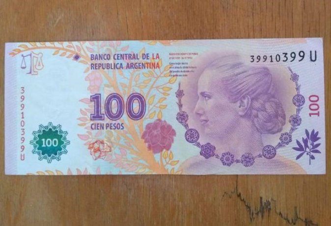 Piden hasta 10 mil pesos por un billete de 100 con un error: ¿de qué se trata?