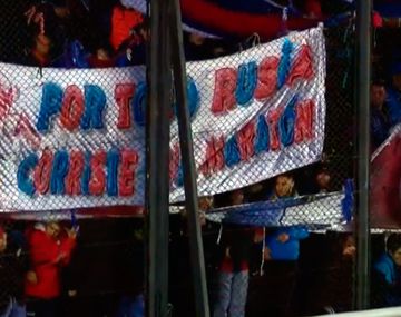 Volvió el fútbol argentino: la polémica bandera de los hinchas de San Lorenzo contra los de Huracán