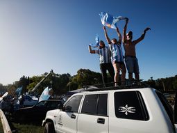 Cómo funcionan los servicios durante el feriado nacional por Argentina campeón