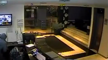 un hombre se dispara en un ojo mientras robaba un hotel un hombre se dispara en un ojo mientras robaba un hotel