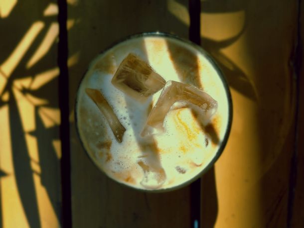 Una sabrosa versión de café frío con una pasta artesanal de maní, provista por Jesús Salazar, barista del restaurante Let It V Una sabrosa versión de café frío con una pasta artesanal de maní, provista por Jesús Salazar, barista del restaurante Let It V