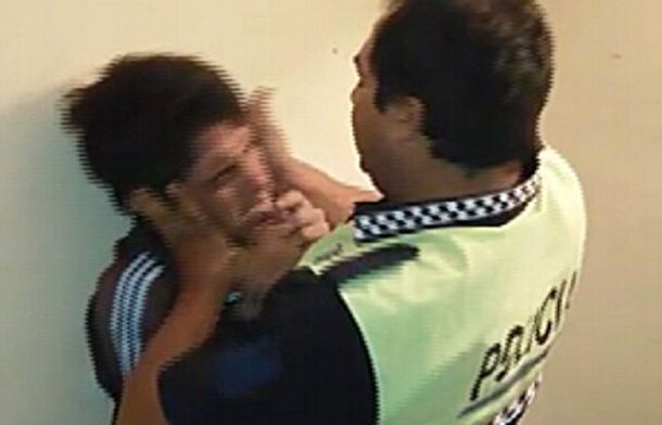 VIDEO: brutal agresión de un policía a un preso en Tucumán