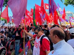 Una plaza repleta y el fervor de la gente: la asunción de Alberto en el ojo de minutouno.com