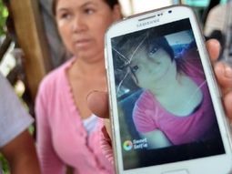 La madre de Jocelyn mostrando una foto de su hija. (Gentileza: La Nueva) La madre de Jocelyn mostrando una foto de su hija. (Gentileza: La Nueva)