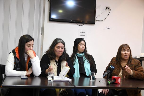 Mar del Plata: la madre de Iara (de bufanda azul) dio una conferencia de prensa Mar del Plata: la madre de Iara (de bufanda azul) dio una conferencia de prensa