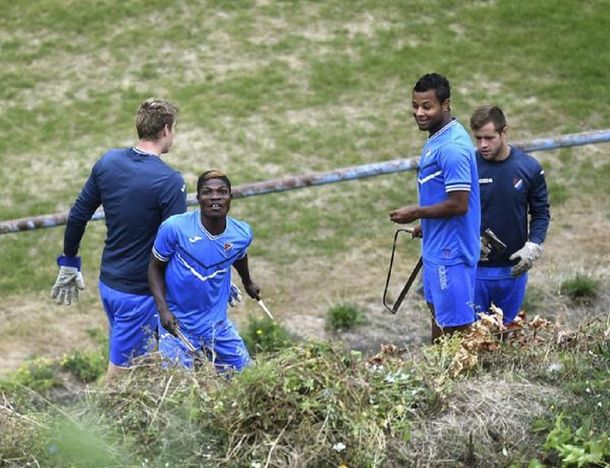 Un DT checo obligó a sus jugadores a hacer trabajo de jardinería por los malos resultados