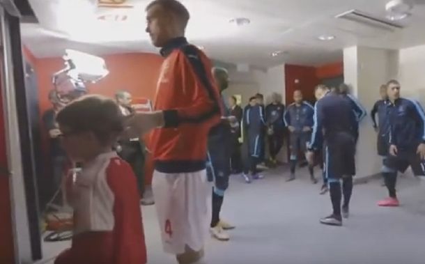 De no creer: en Inglaterra acusan a un jugador de pegarle un moco a un nene