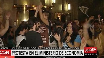 incidentes en la puerta del ministerio de economia con estatales despedidos incidentes en la puerta del ministerio de economia con estatales despedidos