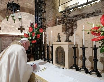 El Papa firm&oacute; su nueva enc&iacute;clica sobre la tumba de San Francisco de As&iacute;s