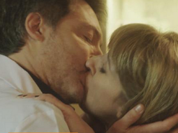 silencios de familia: desopilante primer beso entre adrian suar y florencia bertotti silencios de familia: desopilante primer beso entre adrian suar y florencia bertotti