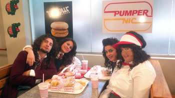 los graduados volvieron al pasado y comieron en pumper nic los graduados volvieron al pasado y comieron en pumper nic