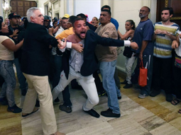 Grupos chavistas invadieron este domingo el Parlamento, ante las acusaciones contra Maduro Grupos chavistas invadieron este domingo el Parlamento, ante las acusaciones contra Maduro