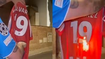 Hinchas del Atlético de Madrid quemaron la camiseta de Julián Álvarez tras su pedido de transferencia Hinchas del Atlético de Madrid quemaron la camiseta de Julián Álvarez tras su pedido de transferencia