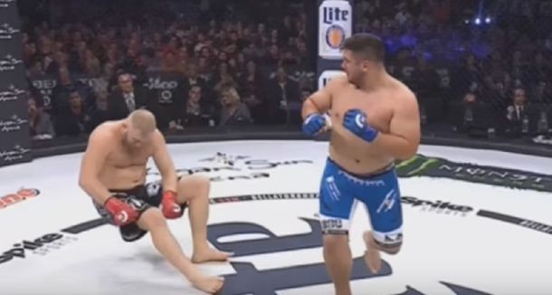 Un peleador apenas duró unos segundos antes de ser noqueado brutalmente