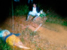 discutio con su hermanastro, lo mato y se puso a tomar cana al lado del cadaver discutio con su hermanastro, lo mato y se puso a tomar cana al lado del cadaver