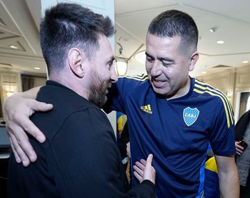 Messi llegó a Buenos Aires y fue recibido por Juan Román Riquelme en la Bombonera