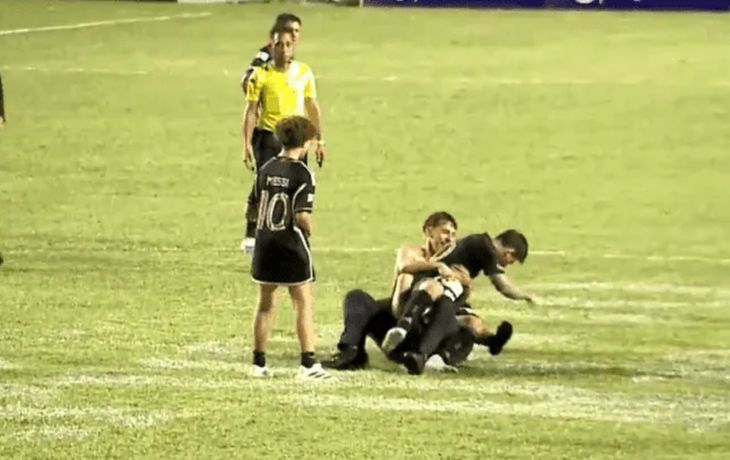 Caos en Puerto Rico: la invasión de hinchas que terminó con Messi en el suelo