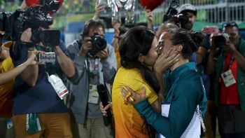 una rugbier brasilena se comprometio con su novia en plena cancha una rugbier brasilena se comprometio con su novia en plena cancha