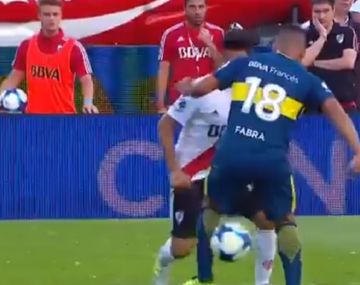 El defensor la pasó mal ante la habilidad del 10