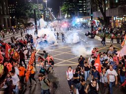 reprimen a miles de personas que marchaban a favor de dilma rousseff reprimen a miles de personas que marchaban a favor de dilma rousseff