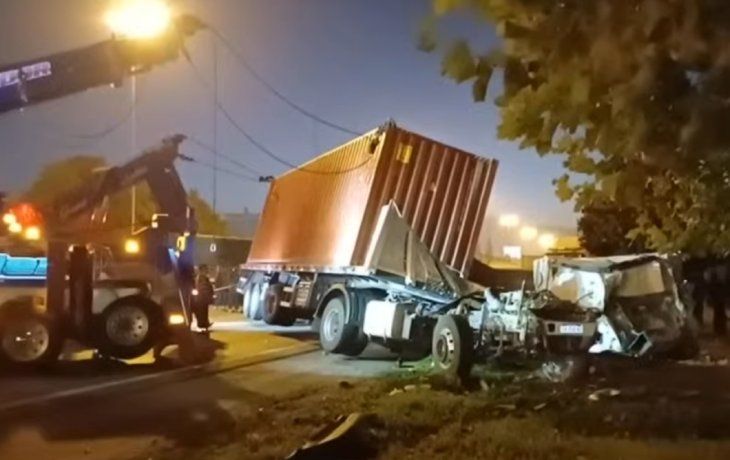Caos en Panamericana por el choque y vuelco de dos camiones Caos en Panamericana por el choque y vuelco de dos camiones