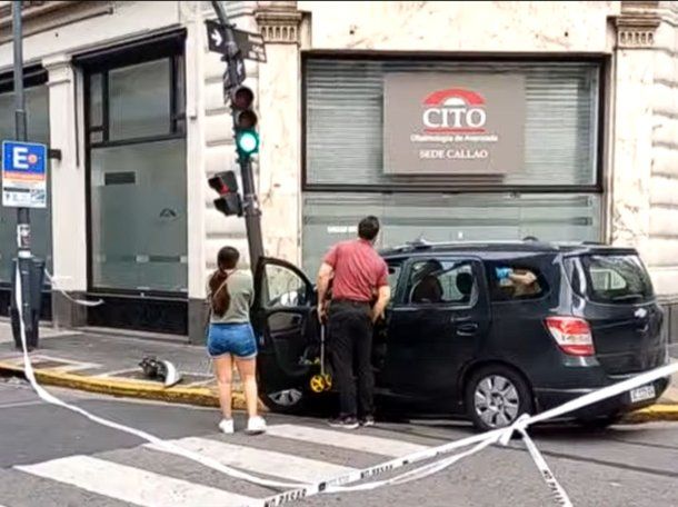 Balvanera: un conductor alcoholizado terminó incrustado contra un semáforo en plena madrugada