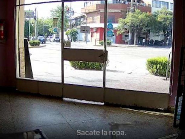Robo y abuso a una empleada en una panadería: Sacate la ropa, mirame