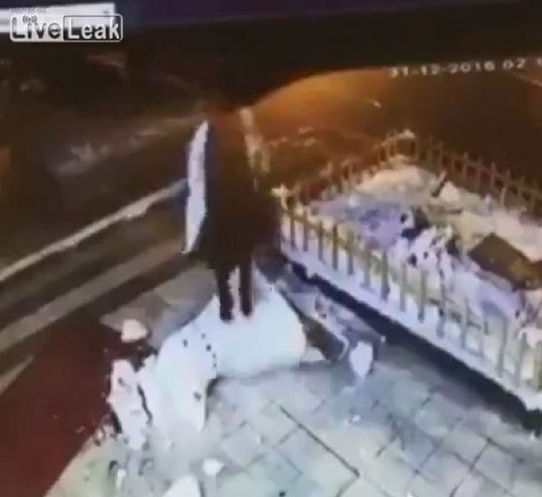 Quiso romper un muñeco de nieve sin motivo y terminó mal