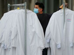 Un empleado desperdició 500 dosis de la vacuna de Moderna contra el coronavirus