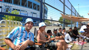los hinchas de racing podran pintarse la camiseta en la puerta del cilindro los hinchas de racing podran pintarse la camiseta en la puerta del cilindro