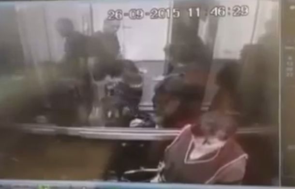 VIDEO: Se molestó porque un perro estaba en un ascensor y golpeó a la mascota