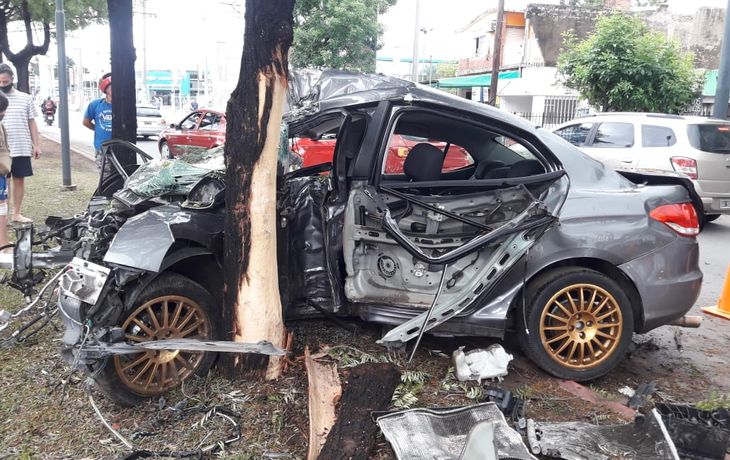 Chocó un policía antidrogas en Córdoba: el motor voló 30 metros