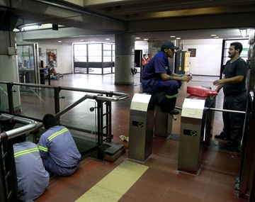 Los metrodelegados finalizan hoy los paros rotativos y mañana vuelve a funcionar el servicio