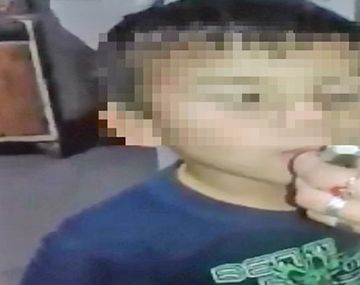 Una madre le dio de fumar marihuana su hijo