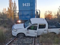 milagro en lujan de cuyo: un tren embistio a una camioneta y su conductor se salvo milagro en lujan de cuyo: un tren embistio a una camioneta y su conductor se salvo