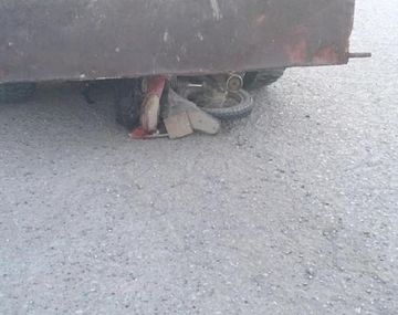 Le pasó un camión por encima de la moto y se salvó milagrosamente