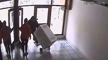 a lo nueve reinas: le entregaron un lavarropas y en menos de una hora un estafador se lo llevo a lo nueve reinas: le entregaron un lavarropas y en menos de una hora un estafador se lo llevo