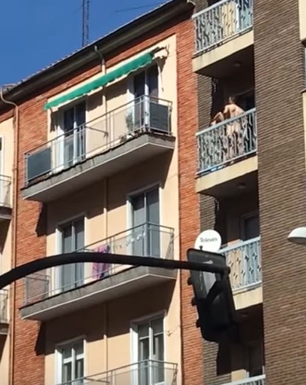 Una pareja fue filmada mientras tenía sexo en un balcón