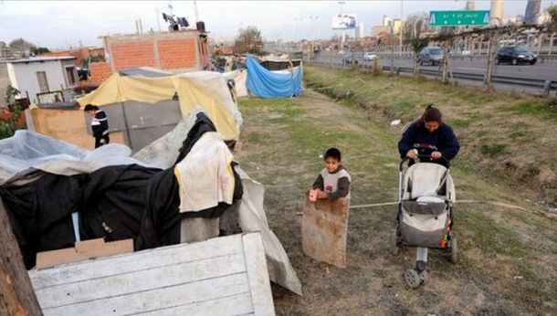 Desmontan el asentamiento Villa Nylon y ensanchan la autopista Illia