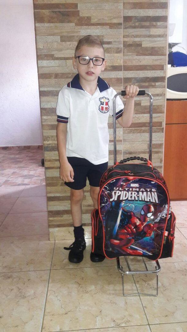 Nacho Maujo yendo a la escuela