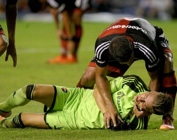 Tevez fracturó sin querer la mandíbula del arquero de Newells