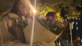 una pareja grababa un tiktok romantico cuando paso caminando messi: la divertida reaccion una pareja grababa un tiktok romantico cuando paso caminando messi: la divertida reaccion