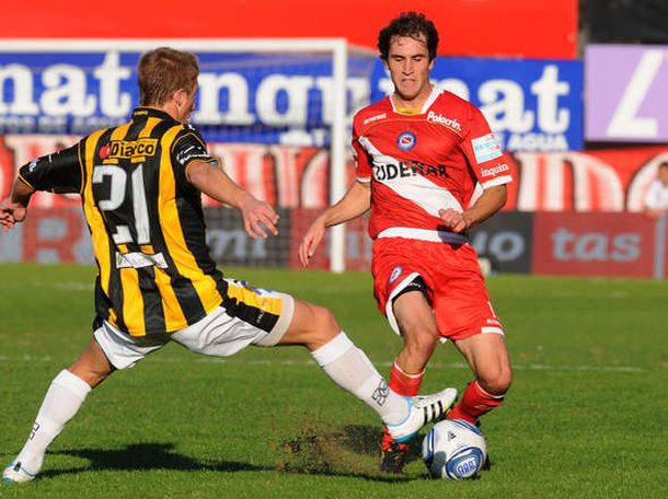 Argentinos y Olimpo se miden en un duelo clave por el descenso