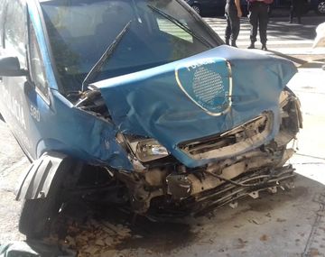 Impresionante choque y vuelco entre dos patrulleros en Parque Patricios
