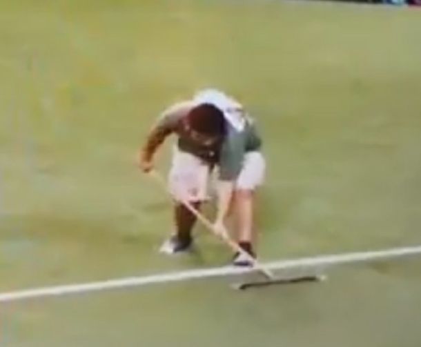 Este encargado de secar la cancha en Chicago no la pasó nada bien