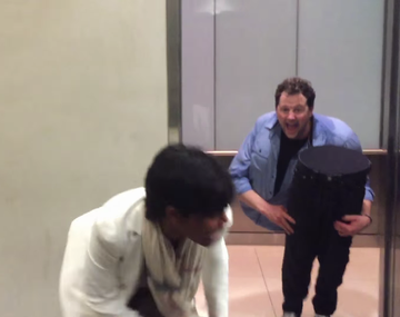 El hombre partido a la mitad que asusta en ascensores